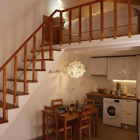 Center Balcony Patio 2 דירה *